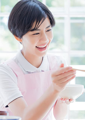 写真：食事介助