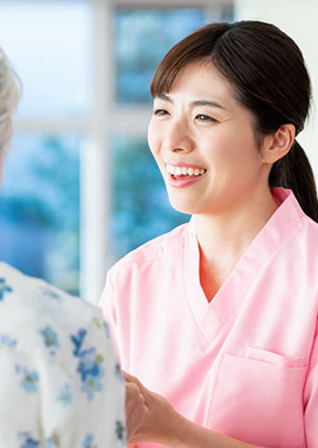 写真：介護士の女性